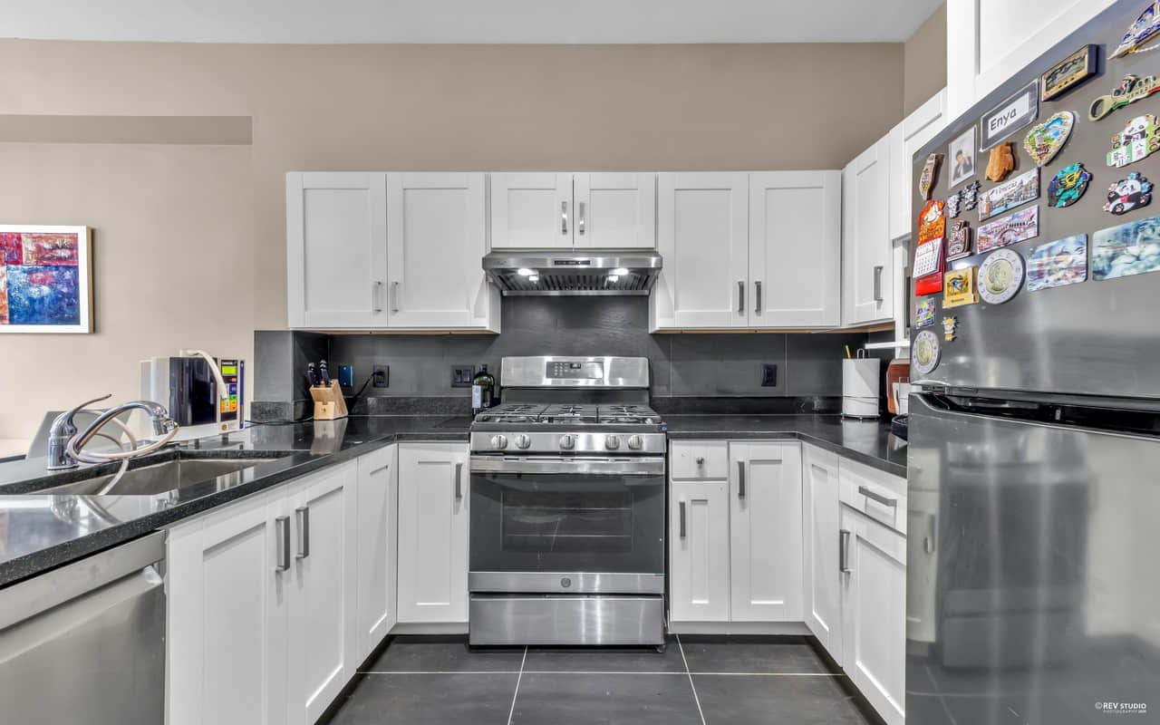 列治文Terra Nova区4卧中央空调联排别墅 列治文Terra Nova区4卧中央空调联排别墅