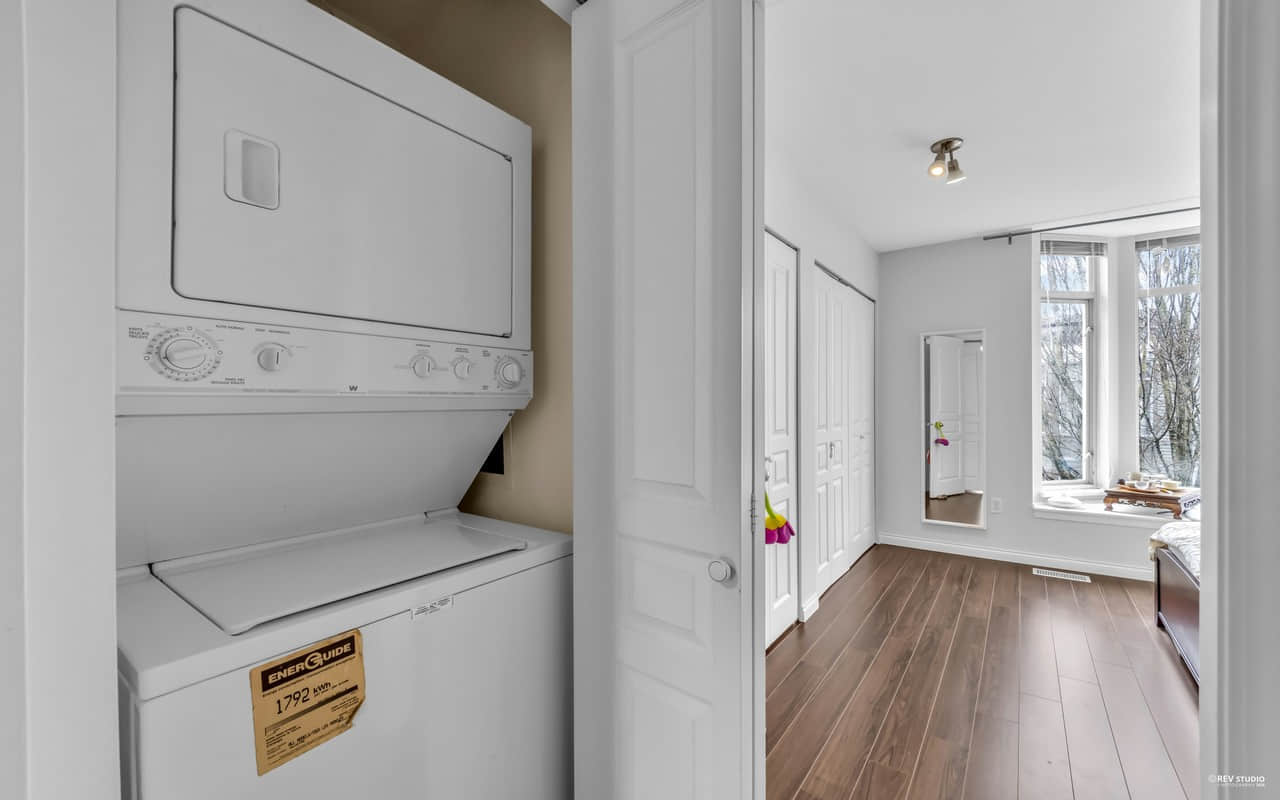 列治文Terra Nova区4卧中央空调联排别墅 列治文Terra Nova区4卧中央空调联排别墅