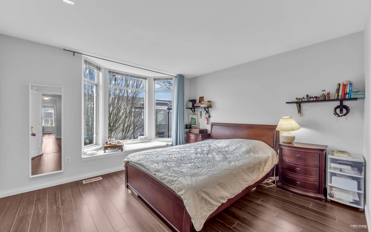 列治文Terra Nova区4卧中央空调联排别墅 列治文Terra Nova区4卧中央空调联排别墅