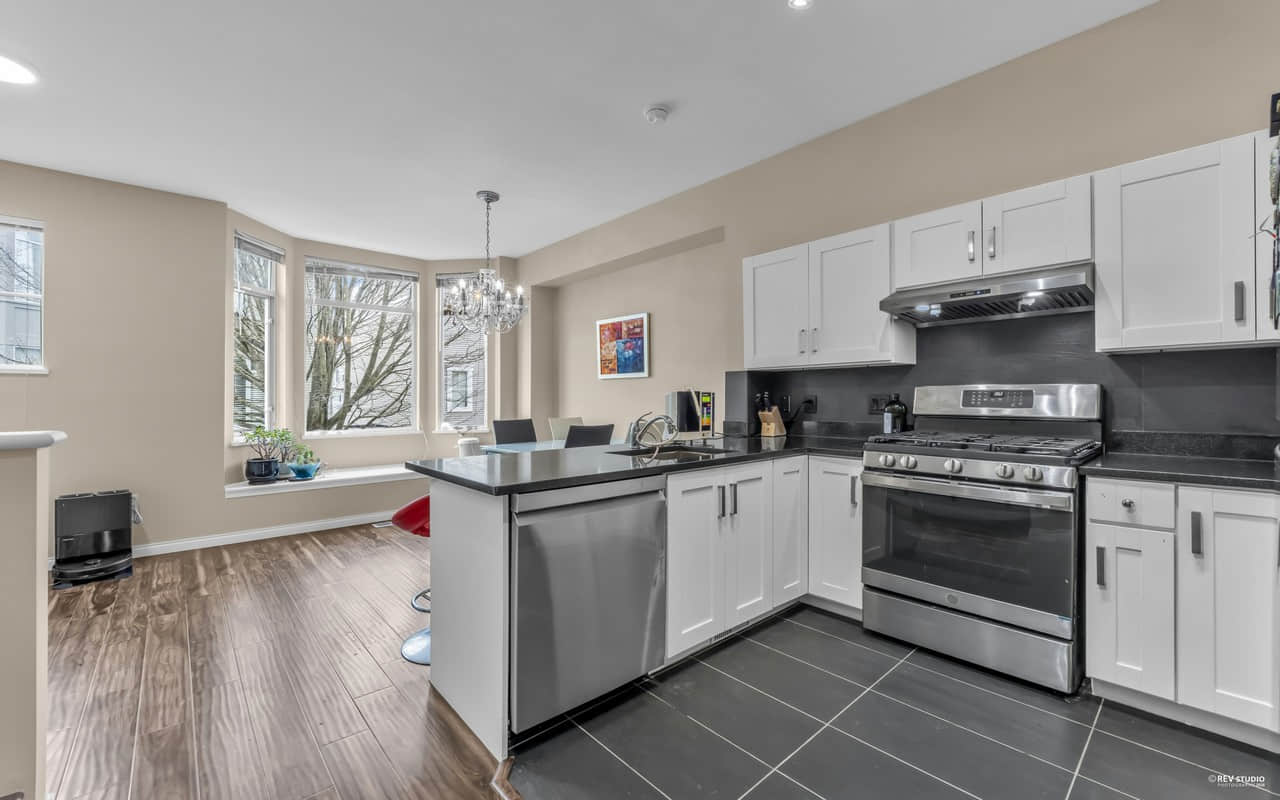 列治文Terra Nova区4卧中央空调联排别墅 列治文Terra Nova区4卧中央空调联排别墅