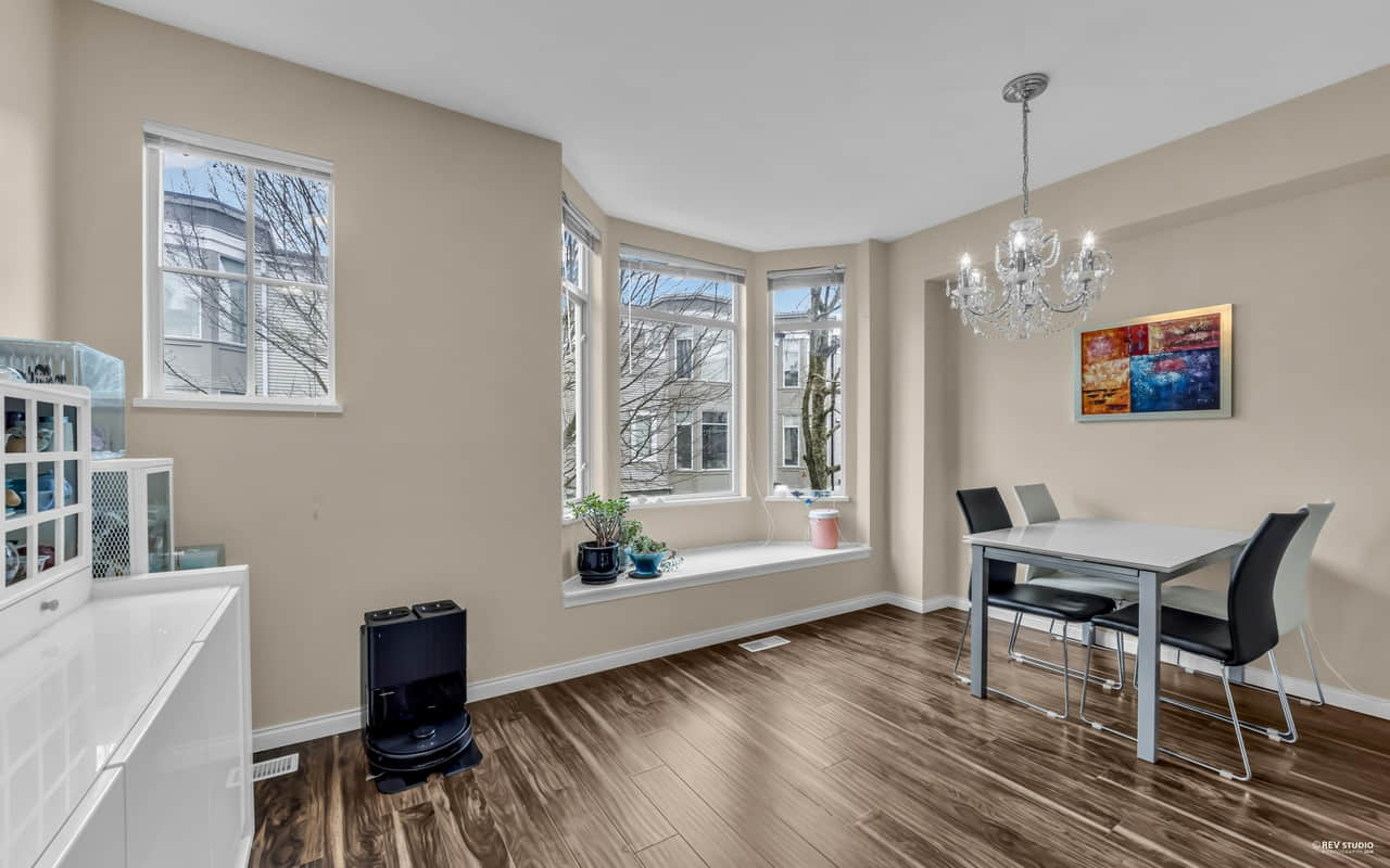 列治文Terra Nova区4卧中央空调联排别墅 列治文Terra Nova区4卧中央空调联排别墅