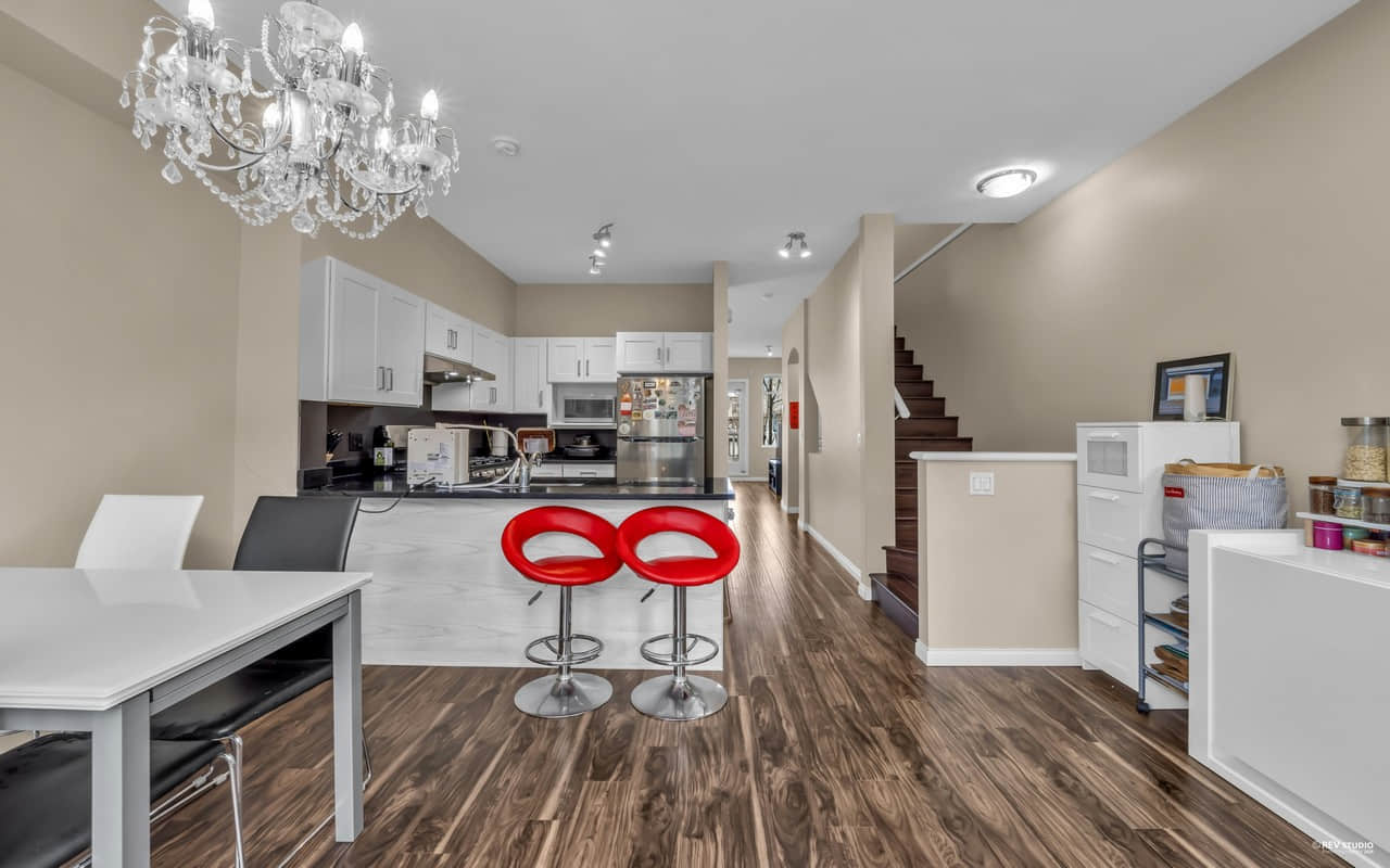 列治文Terra Nova区4卧中央空调联排别墅 列治文Terra Nova区4卧中央空调联排别墅