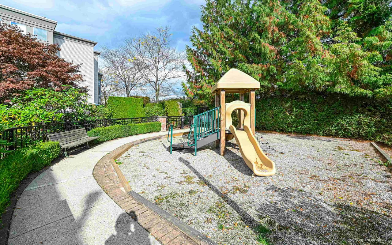 列治文Terra Nova区4卧中央空调联排别墅 列治文Terra Nova区4卧中央空调联排别墅