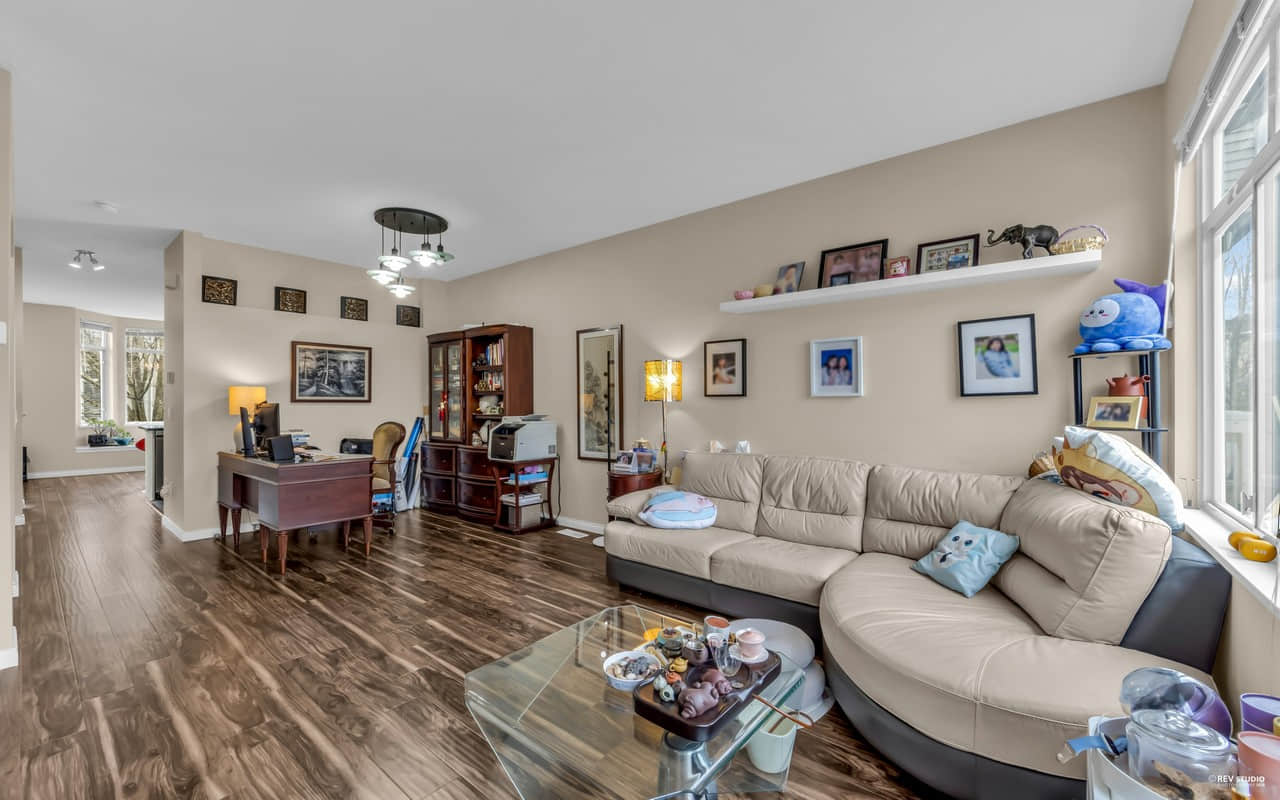 列治文Terra Nova区4卧中央空调联排别墅 列治文Terra Nova区4卧中央空调联排别墅